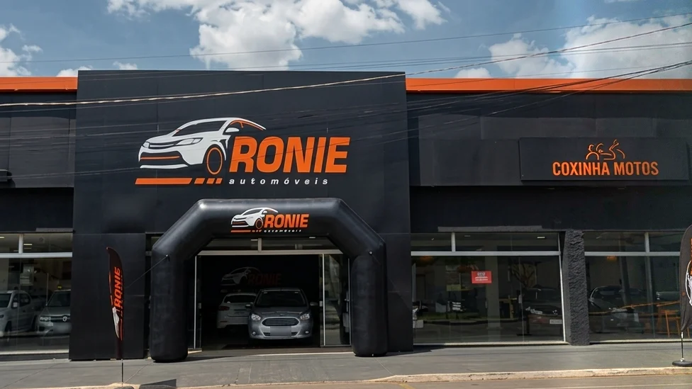 Fachada da Ronie Automóveis e Coxinha Motos, em Anápolis