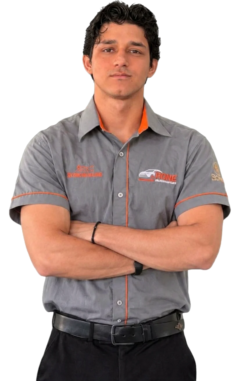 Neto, com o uniforme da Ronie Automóveis, de braços cruzados